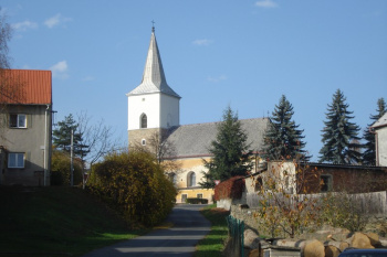 Jižní pohled na&nbsp;farní kostel