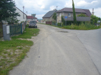 Zástavba k nádraží v roce 2006 před výstavbou chodníku a po jeho dokončení.