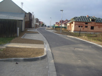 Ulice pod hřbitovem-severní před rekonstrukcí místní komunikace v roce 2009 a po dokončení s novostavbami RD