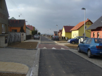 Ulice pod hřbitovem-severní před rekonstrukcí místní komunikace v roce 2009 a po dokončení s novostavbami RD