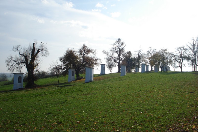 Křížová cesta - kaple a 14 zastavení Křížové cesty