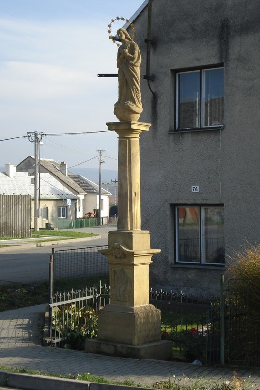 Sloup se sochou Panny Marie - kamenný morový sloup se sochou Immaculaty z 1. pol. 19. století